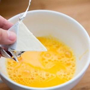 Cách làm trứng chiên phô mai nấm
