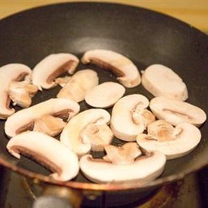 Cách làm trứng chiên phô mai nấm