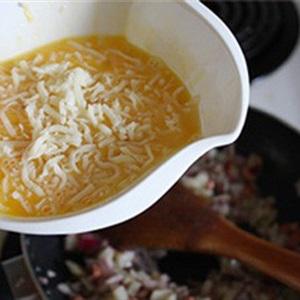 Cách làm trứng chiên xúc xích