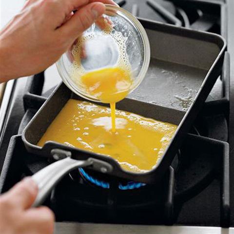 Cách làm trứng cuộn bún