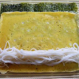 Cách làm trứng cuộn bún