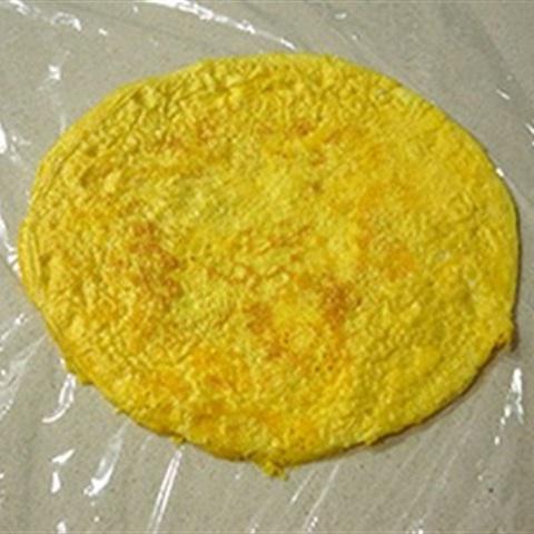 Cách làm trứng cuộn cá hồi