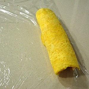 Cách làm trứng cuộn cá hồi