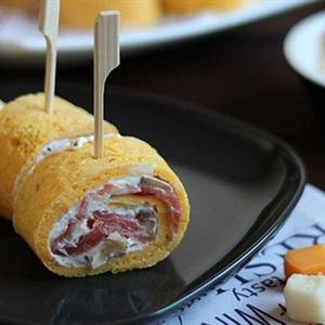 Cách làm trứng cuộn cá hồi