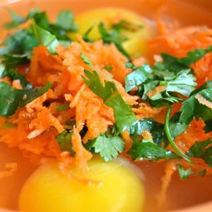 Cách làm trứng cuộn cà rốt băm