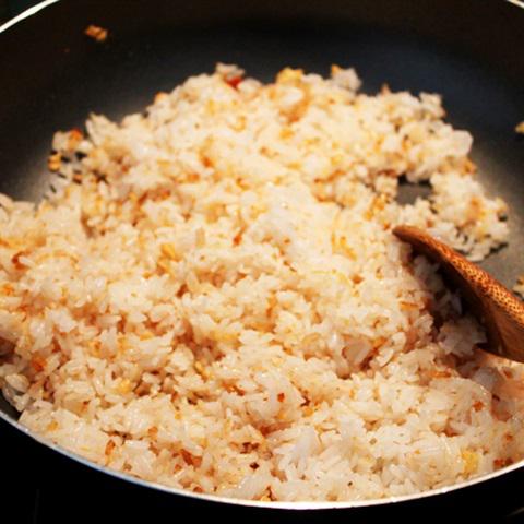 Cách làm trứng cuộn cơm