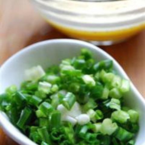 Cách làm trứng cuộn hành lá