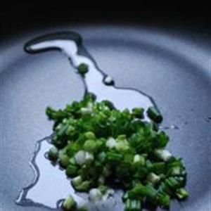 Cách làm trứng cuộn hành lá