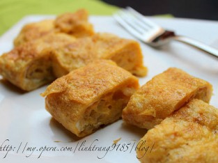 Trứng cuộn hành tây chiên bơ