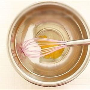 Cách làm trứng cuộn kem dâu tây bằng lò vi sóng