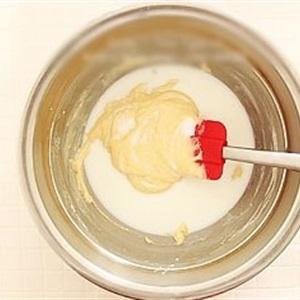 Cách làm trứng cuộn kem dâu tây bằng lò vi sóng