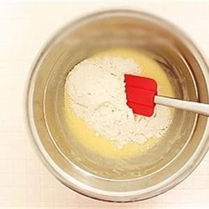 Cách làm trứng cuộn kem dâu tây bằng lò vi sóng