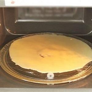 Cách làm trứng cuộn kem dâu tây bằng lò vi sóng