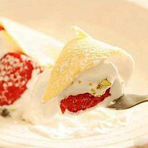 Cách làm trứng cuộn kem dâu tây bằng lò vi sóng