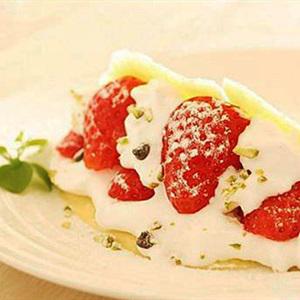 Cách làm trứng cuộn kem dâu tây bằng lò vi sóng