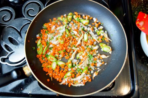 Trứng cuộn kiểu Hàn đơn giản, bắt mắt