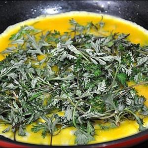 Cách làm trứng cuộn ngải cứu