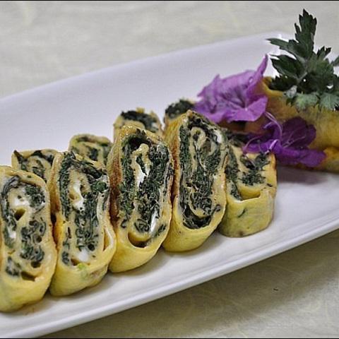 Cách làm trứng cuộn ngải cứu