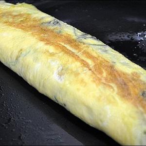 Cách làm trứng cuộn ngải cứu