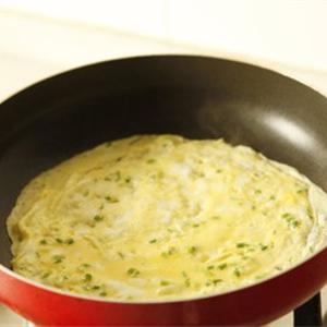 Cách làm trứng cuộn phô mai chiên