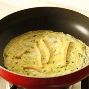 Cách làm trứng cuộn phô mai chiên