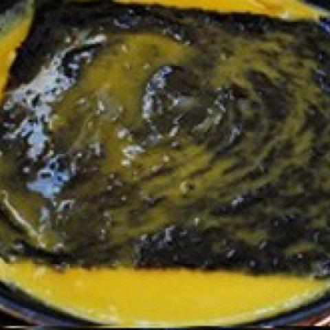 Cách làm trứng cuộn rong biển khô