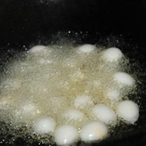 Cách làm trứng cút chiên sốt nấm mèo