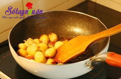 Trứng cút kho xì dầu làm nhanh ăn ngon cho bữa tối