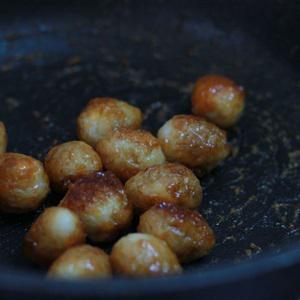 Cách làm trứng cút rim chao