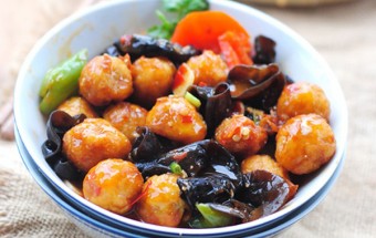 Trứng cút xào mộc nhĩ chua ngọt