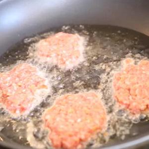 Cách làm trứng đúc thịt chiên giòn