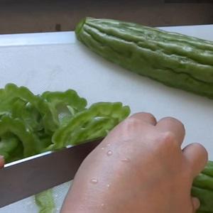 Cách làm trứng gà chiên khổ qua