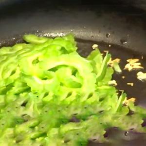 Cách làm trứng gà chiên khổ qua