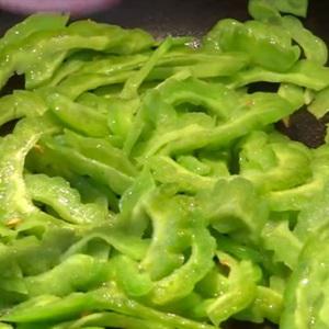 Cách làm trứng gà chiên khổ qua