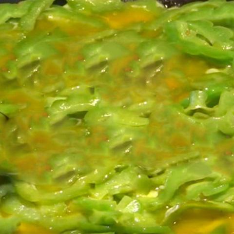 Cách làm trứng gà chiên khổ qua