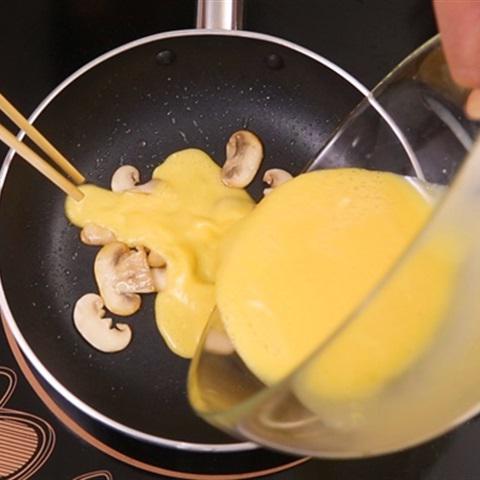 Cách làm trứng gà chiên nấm mỡ