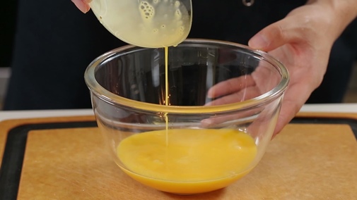 Trứng hấp sữa mật ong cho vòng một căng tròn hút mắt