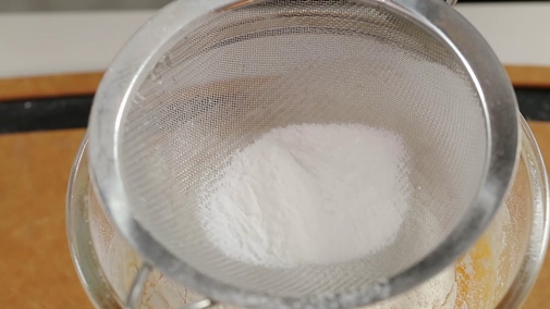 Trứng hấp sữa mật ong cho vòng một căng tròn hút mắt