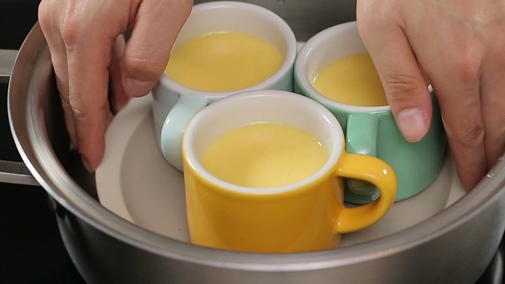 Trứng hấp sữa mật ong cho vòng một căng tròn hút mắt