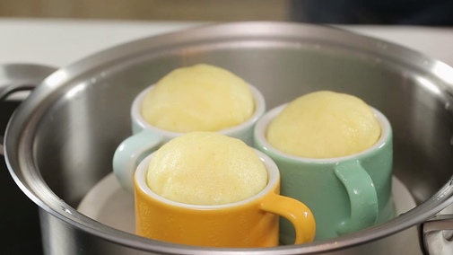 Trứng hấp sữa mật ong cho vòng một căng tròn hút mắt