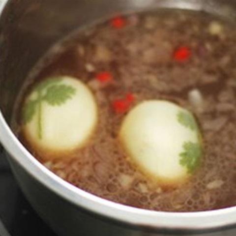 Cách làm trứng kho in hình lá