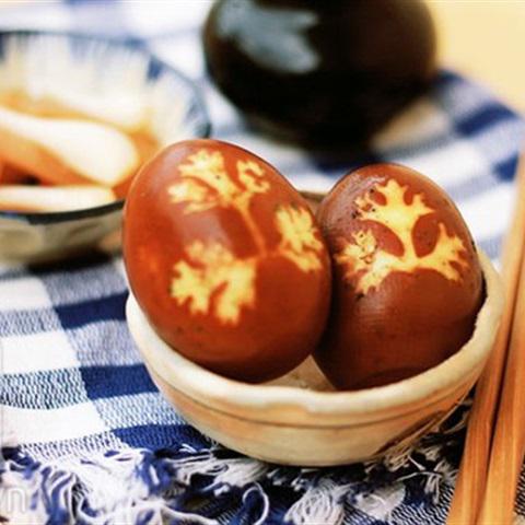 Cách làm trứng kho in hình lá