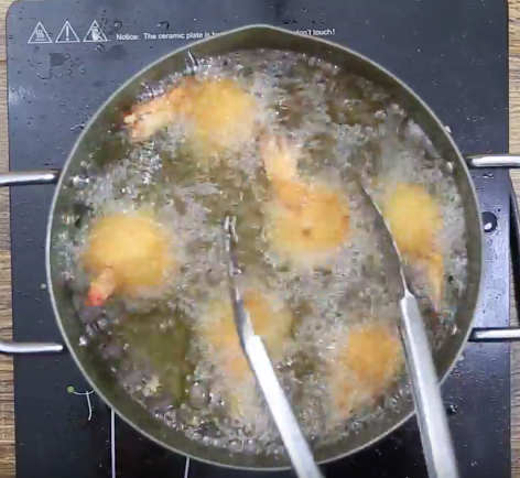 Trứng khuôn ớt áp chảo hút mắt cho mâm cơm thêm sắc màu