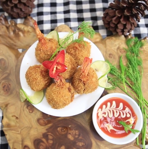 Trứng khuôn ớt áp chảo hút mắt cho mâm cơm thêm sắc màu