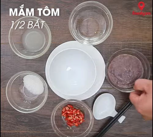 Trứng muối cuộn thịt lăn dừa chiên giòn ngon miễn chê