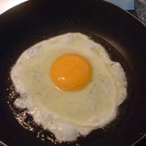 Cách làm trứng ốp la hình trái tim