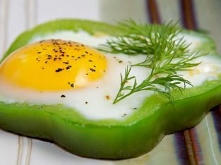 Trứng ốp la ớt chuông cho bữa sáng vội vã