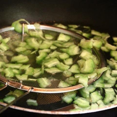 Cách làm trứng rán khổ qua