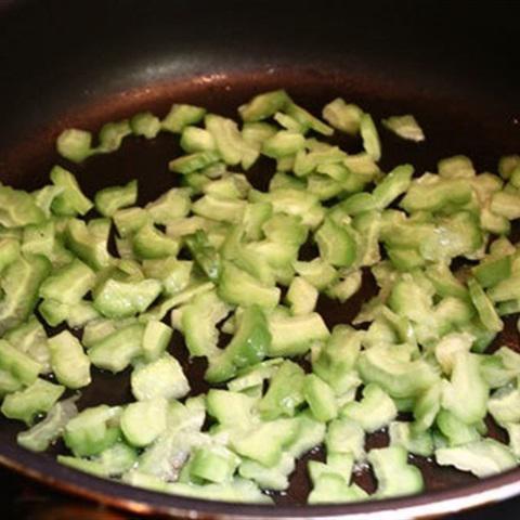 Cách làm trứng rán khổ qua