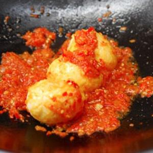 Cách làm trứng sốt cay